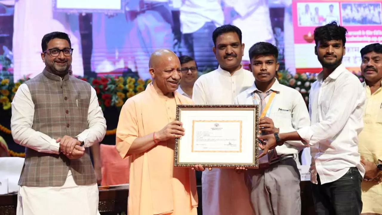 Lucknow: छात्रों के उत्थान में योगी सरकार अव्वल, 4.27 करोड़ से ज्यादा विद्यार्थियों को छात्रवृत्ति