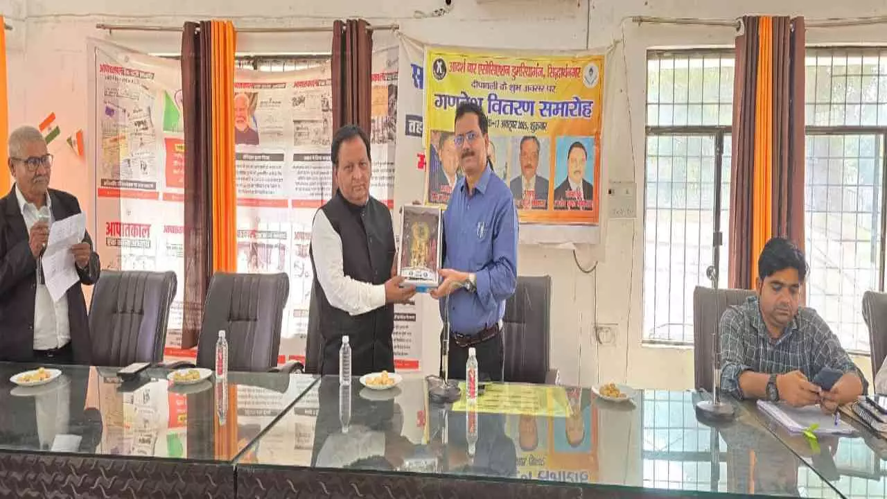 Siddharthnagar News: आदर्श बार एसोसिएशन में गणवेश वितरण समारोह, अधिवक्ताओं ने मनाई दीपावली की खुशी