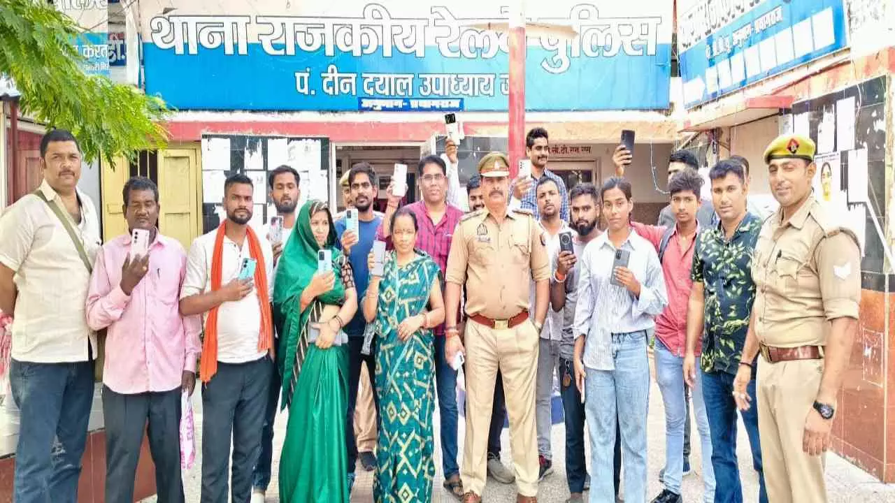 Chandauli News: DDU जीआरपी पुलिस की बड़ी सफलता: 14 लाख रुपये के 90 गुमशुदा मोबाइल लौटाए