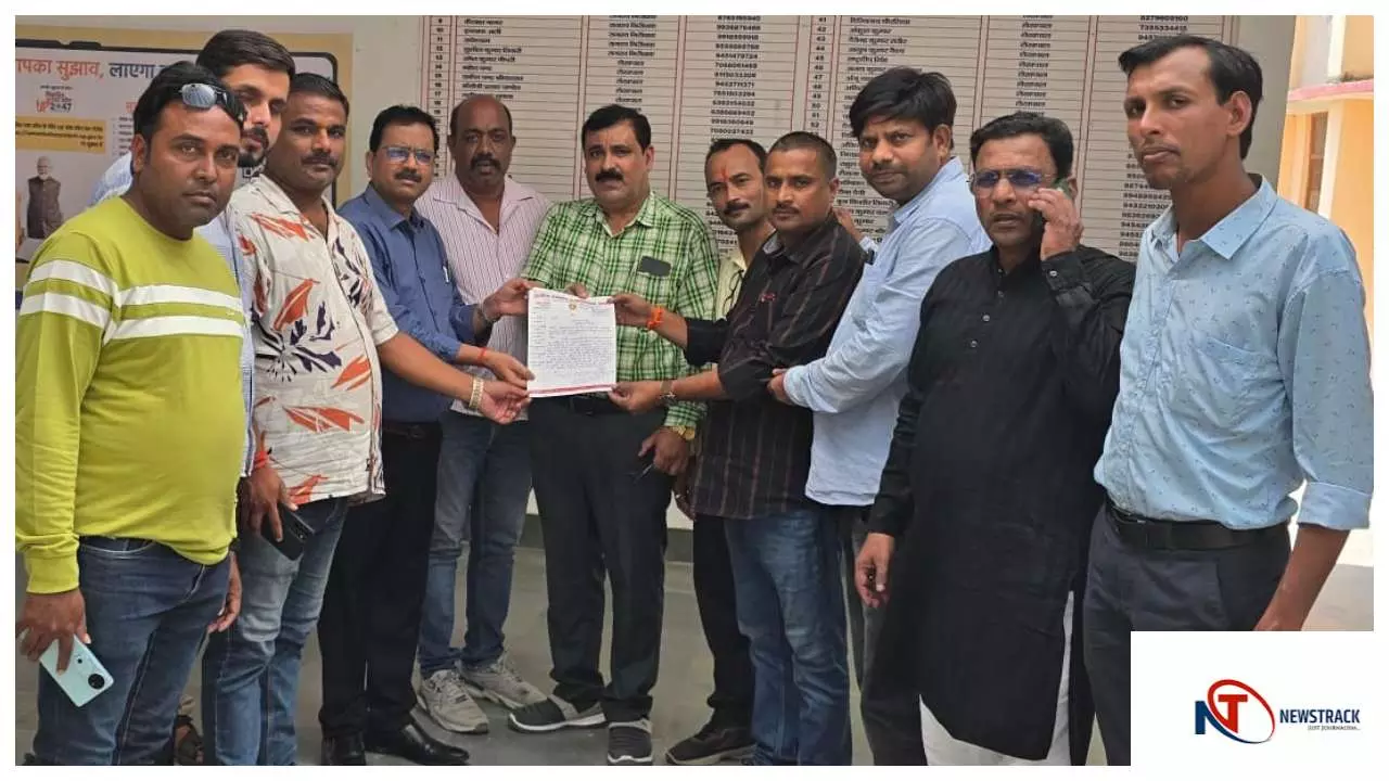 Siddharthnagar News : पत्रकार के घर चोरी: खुलासा न होने पर पत्रकारों ने एसडीएम को सौंपा ज्ञापन