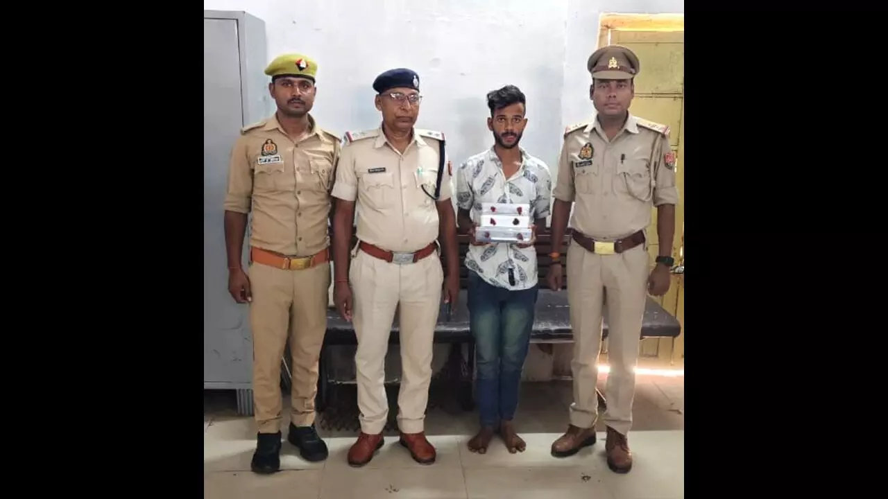 Chandauli News: DDU स्टेशन पर GRP-RPF की कार्रवाई: ₹80,000 के चोरी के मोबाइल के साथ चोर गिरफ्तार