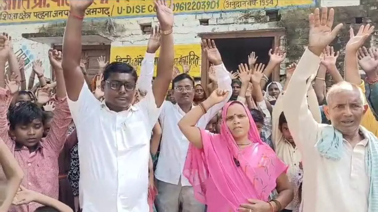 Azamgarh villagers protest