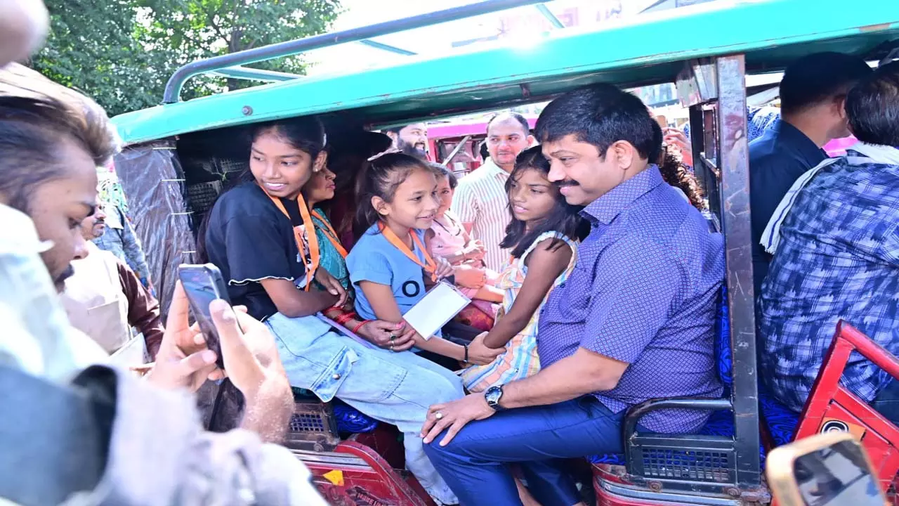 Minister Nandi shopping for Diwali to 1490 children from 344 families