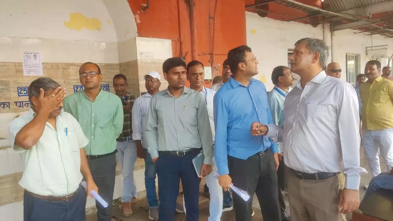 Inspecting DDU junction of DRM, emphasis on safety of commuters at festivals