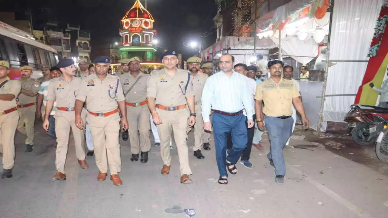 Pratapgarh: DM एवं SP ने दीपावली पर्व के दृष्टिगत शहर के विभिन्न चौराहों का किया निरीक्षण