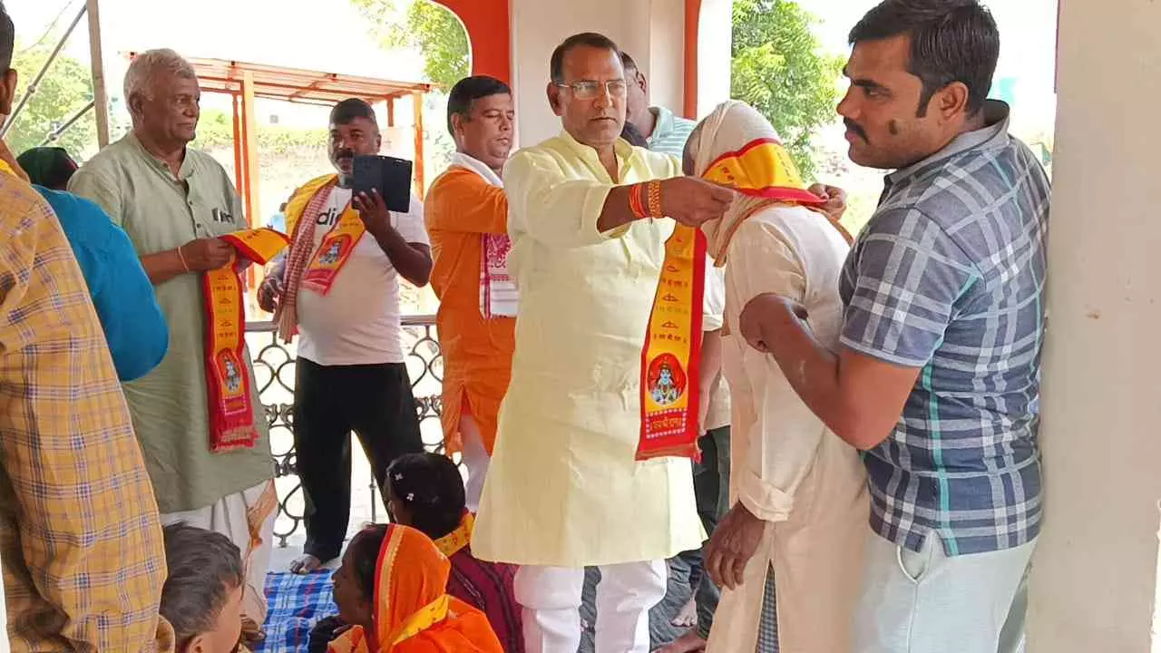 Chandauli News: हिन्दू धर्म छोड़कर क्रिश्चियन बने लोगों की कराई गईं घर वापसी