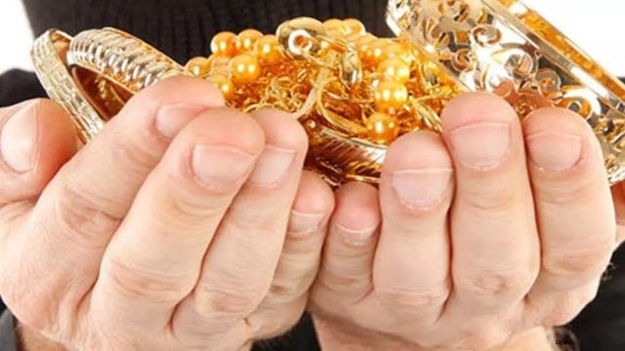 Jewelery worth Rs 2.1 lakh stolen from businessmans bag in bus, open robbery in morning