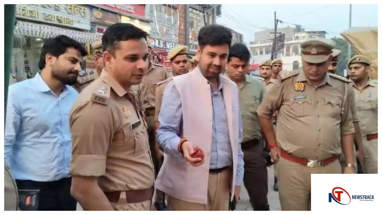 Hardoi News : धनतेरस पर हरदोई प्रशासन का शहर भ्रमण, नागरिकों से ‘लोकल फॉर वोकल’ को अपनाने की अपील