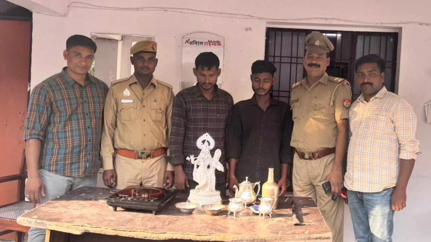 लखनऊ पुलिस ने घरों की रेकी कर चोरी करने वाले 2 शातिर चोर किए गिरफ्तार, भारी मात्रा में चांदी-धातु और मोबाइल बरामद