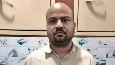फर्जी IAS बनकर 80 करोड़ की ठगी करने वाला मास्टरमाइंड गिरफ्तार, 6 साल से पुलिस को दे रहा था चकमा फर्जी IAS बनकर 80 करोड़ की ठगी करने वाला मास्टरमाइंड गिरफ्तार, 6 साल से पुलिस को दे रहा था चकमा