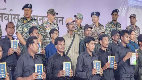 नक्सलवाद पर सबसे बड़ा एक्शन! छत्तीसगढ़ में 208 नक्सलियों ने किया सरेंडर, BGL लॉन्चर जैसे 153 घातक हथियार जब्त नक्सलवाद पर सबसे बड़ा एक्शन! छत्तीसगढ़ में 208 नक्सलियों ने किया सरेंडर, BGL लॉन्चर जैसे 153 घातक हथियार जब्त