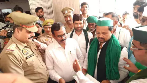 Lucknow: बीकेयू का हल्ला बोल, कम मुआवजा, बिजली और गन्ने के मुद्दों पर कलेक्ट्रेट का घेराव
