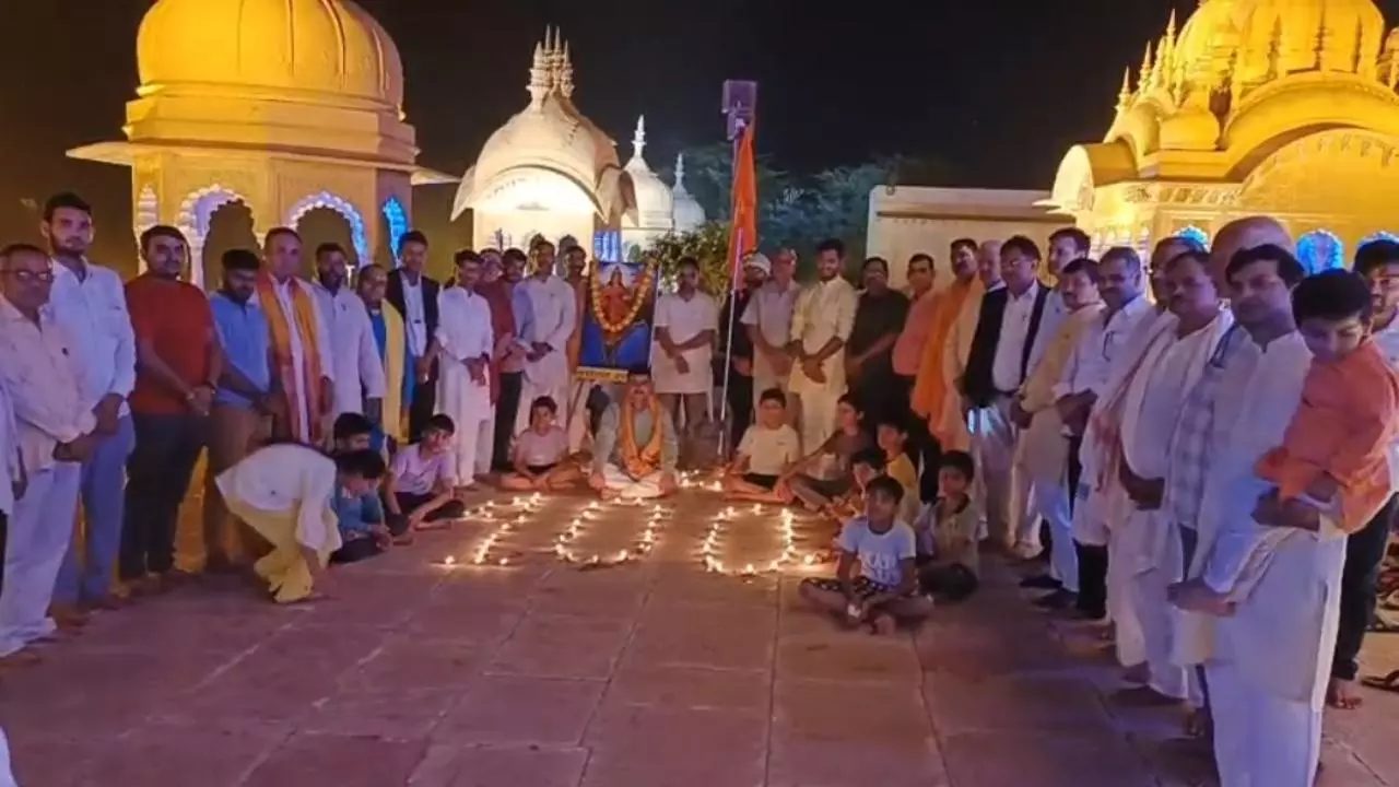 Mathura News: आरएसएस ने कुसुम सरोवर पर दीपदान कर मनाया पारंपरिक दीपोत्सव