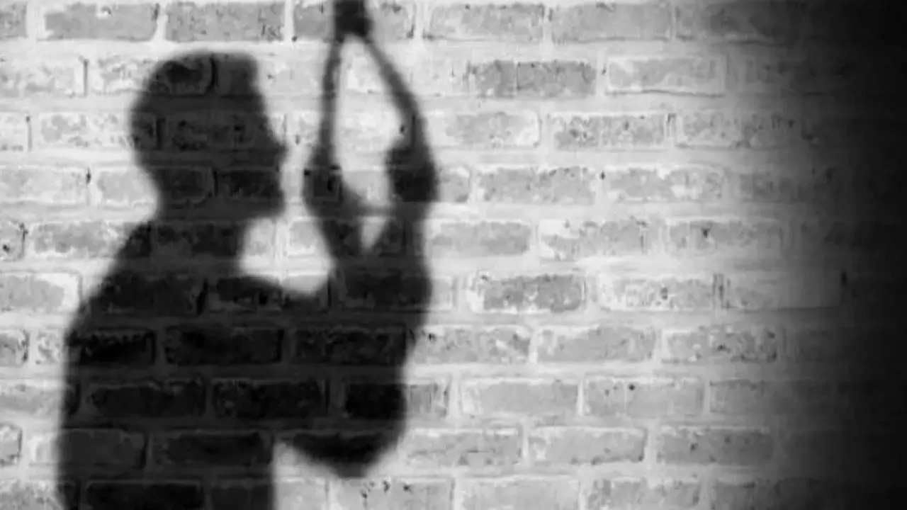 Youth commits suicide by hanging from a trap, grief in family