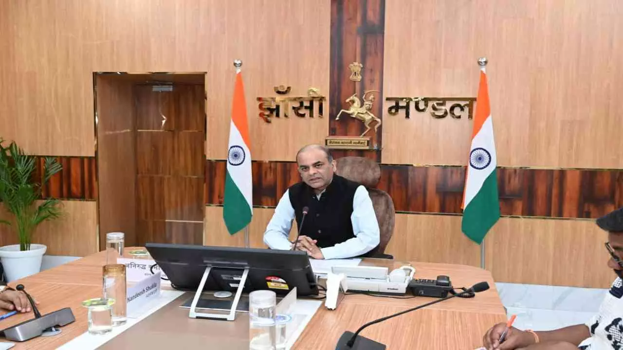 Jhansi News: त्योहारों पर झाँसी रेल मंडल पूरी तरह सतर्क, DRM ने साझा की कार्ययोजना