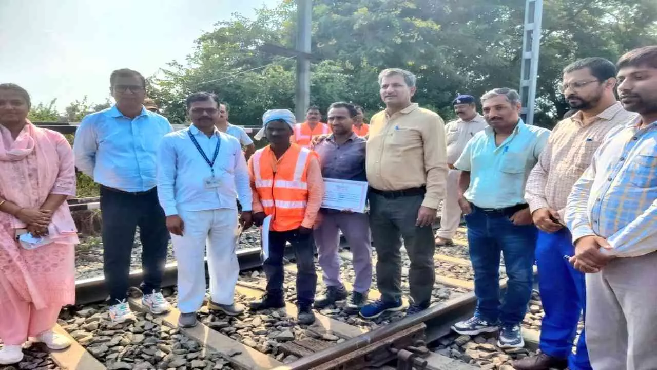 Chandauli News: कीमैन की सजगता से बड़ी दुर्घटना टली, DRM ने किया सम्मानित