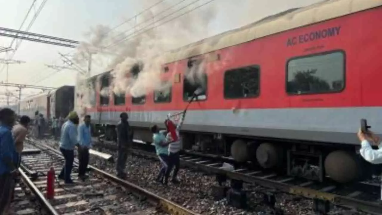 Hardoi News: गरीब रथ में लगी आग का असर, ग़रीब रथ एक्सप्रेस घंटों लेट, यात्रियों को भारी परेशानी
