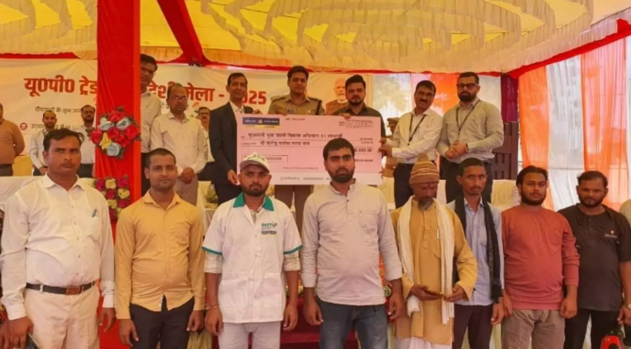 Shravasti Swadeshi Mela:  51 लाभार्थियों को वितरित 2.25 करोड़ का ऋण