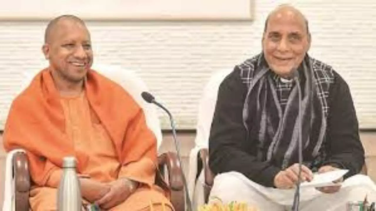 लखनऊ में आयोजित कार्यक्रम में रक्षा मंत्री ने मुख्यमंत्री योगी आदित्यनाथ की मुक्त कंठ से की प्रशंसार
