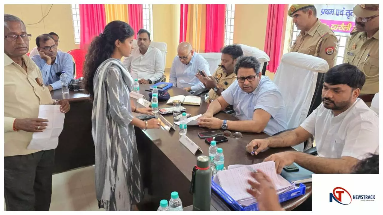 Jhansi News : शिकायतों का निस्तारण गुणवत्तापरक करते हुए स्वयं सत्यापित करेंः डीएम