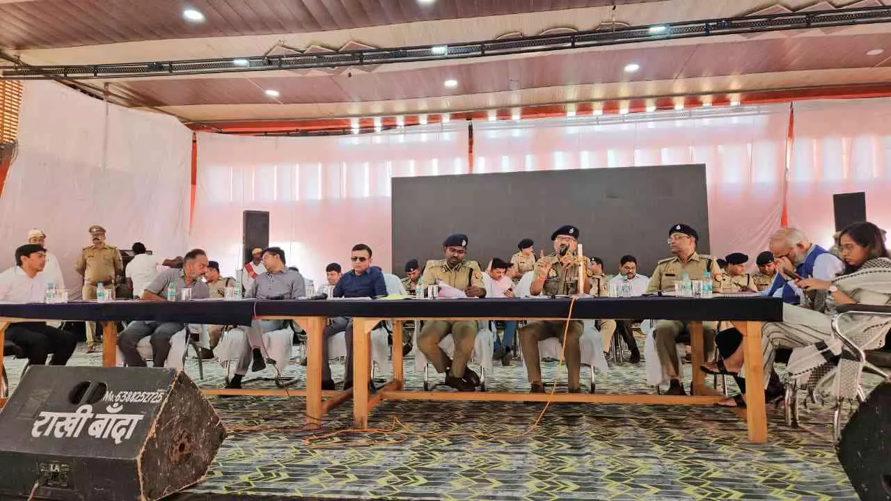 chitrakoot News: दीपावली मेला ड्यूटी को लेकर आयुक्त, डीएम और एसपी ने की ब्रीफिंग