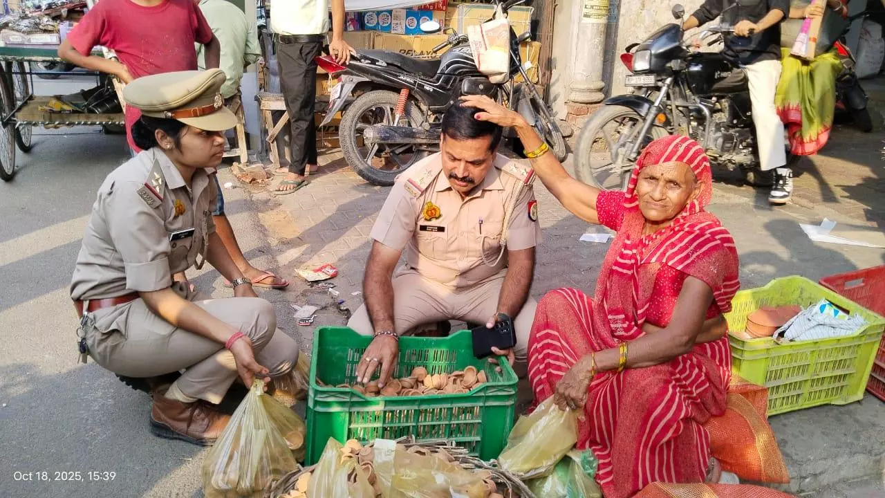 Hapur News: धनतेरस पर हापुड़ पुलिस ने बुजुर्ग दीया विक्रेता की मदद कर पेश की इंसानियत की मिसाल