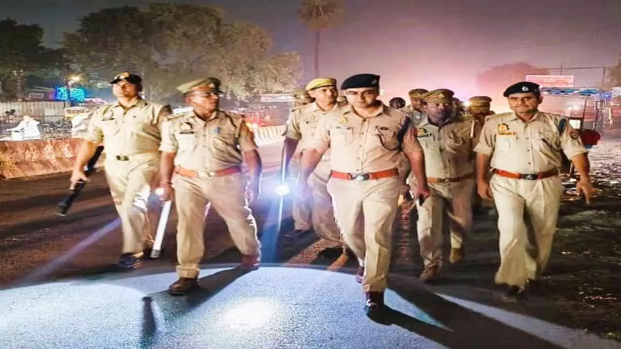 Chandauli: धनतेरस-दीपावली के लिए पुलिस अलर्ट, SP ने की पैदल गश्त, सुरक्षा व्यवस्था का लिया जायज़ा