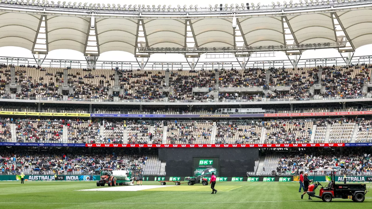 IND VS AUS: संकट में टीम इंडिया, बारिश ने रोका खेल, ओवर कटने सेAUS के खिलाफ बढ़ा दबाव