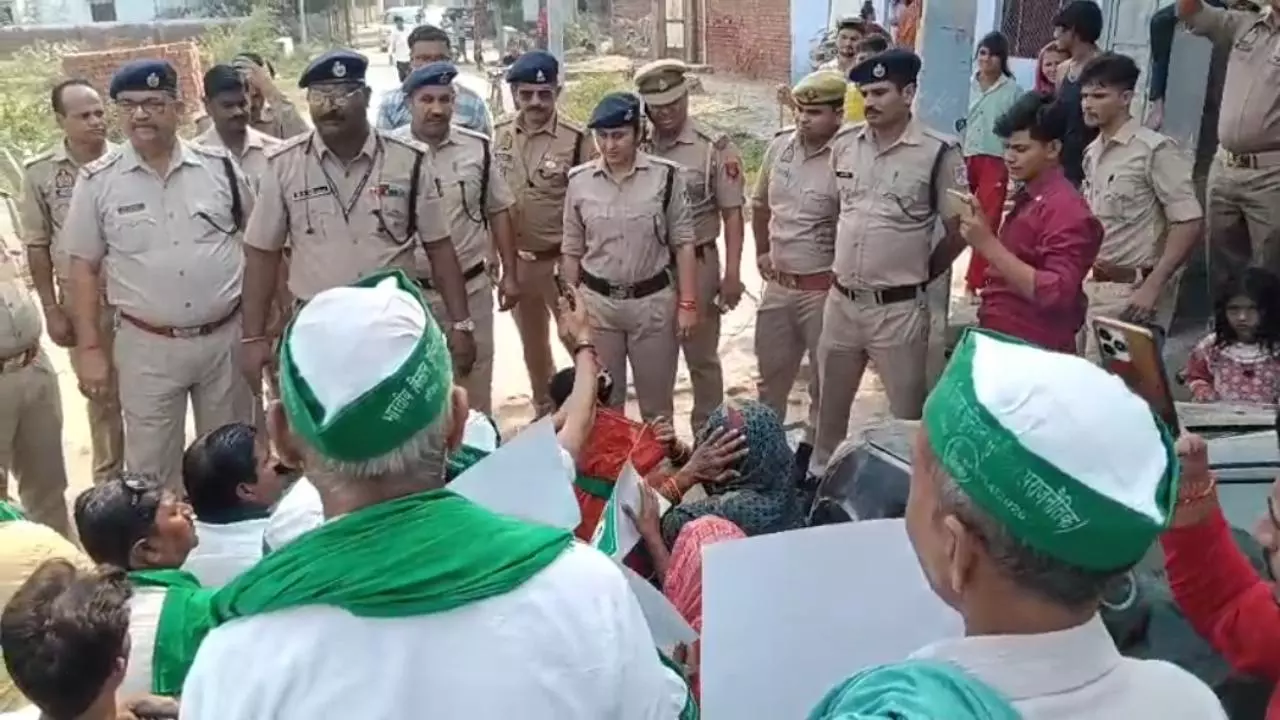 Mathura News: रेलवे की मनमानी से नाराज़ किसान, मथुरा में 128वें दिन भी जारी धरना