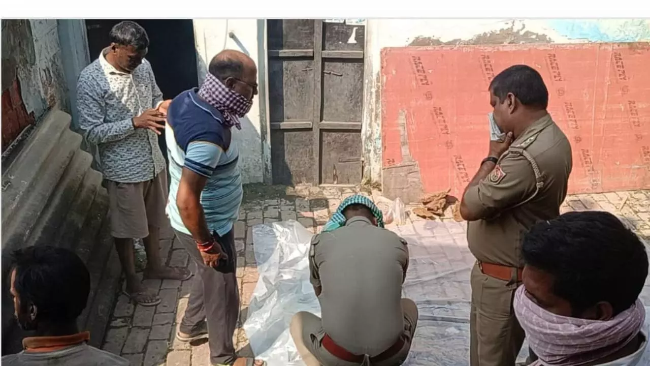 Chandauli News: फांसी के फंदे से घर में लटका मिला सड़ी हालत में शव, क्षेत्र में सनसनी