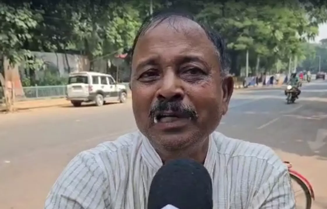 कुर्ता-फाड़ रुलाई,  टिकट न मिलने पर रो पड़े नेता जी, कुर्ता फाड़कर बोला - हो रही करोड़ों की डिमांड