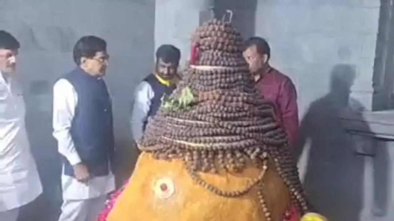 Etawah News: छोटी दीपावली पर रामगोपाल यादव ने किए केदारेश्वर महादेव मंदिर में दर्शन