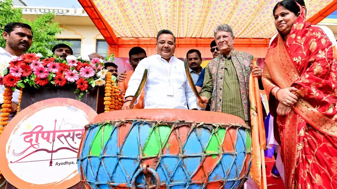 Ayodhya Deepotsav 2025: सीएम योगी के नेतृत्व में पर्यटन मंत्री ने भव्य रामायण झांकियों को किया रवाना