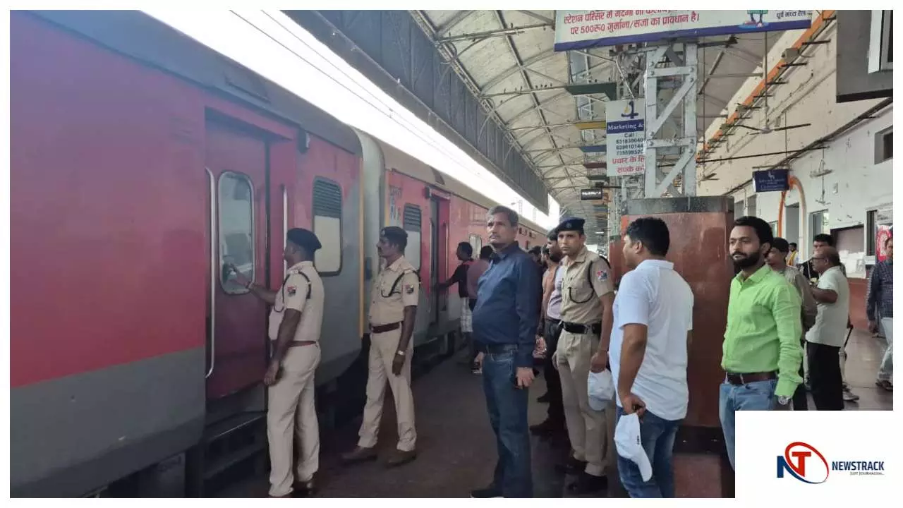 Chandauli News: दीपावली और छठ पर्व पर ट्रेनों की भीड़ के लिए पीडीडीयू मंडल की खास तैयारी: DRM ने किया औचक निरीक्षण