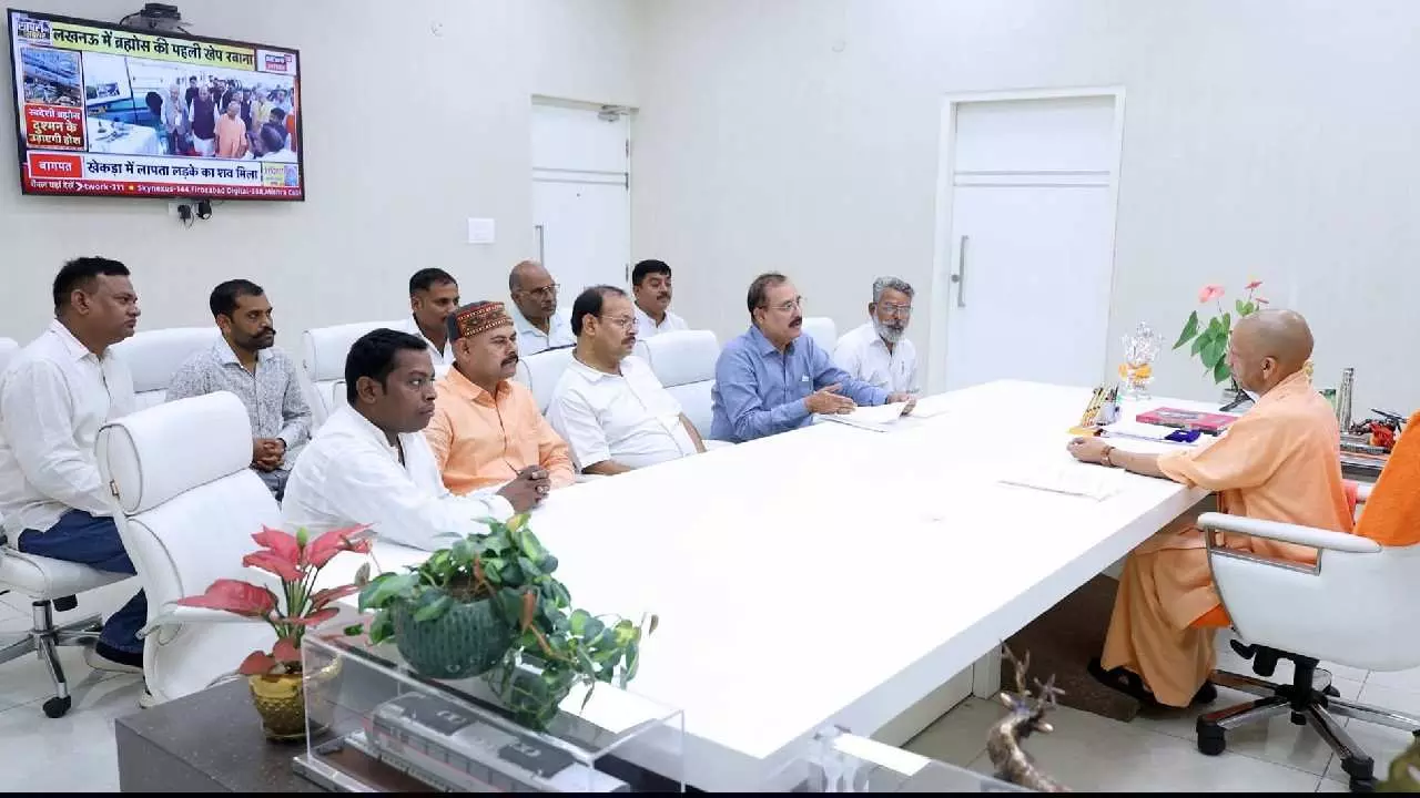 Lucknow में सीएम योगी से मिले किसान, एलडीए की नैमिष नगर योजना की शिकायत, किसानों को दोहरे भुगतान...