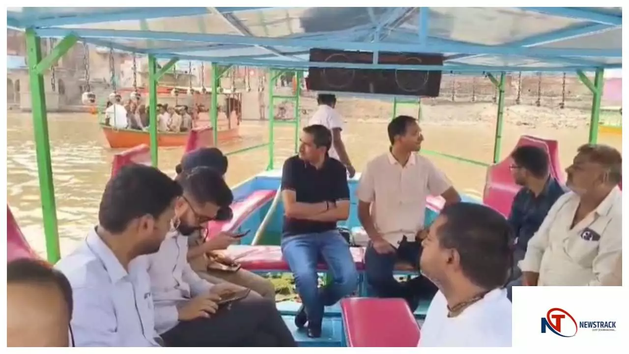 Mathura News : यम द्वितीया पूजा से पहले अफसरों ने यमुना घाटों का किया निरीक्षण