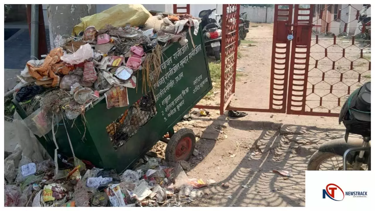 Gonda News : श्रीराम जानकी मंदिर द्वार पर कूड़े का ढेर, श्रद्धालु आक्रोशित, डीएम से शिकायत