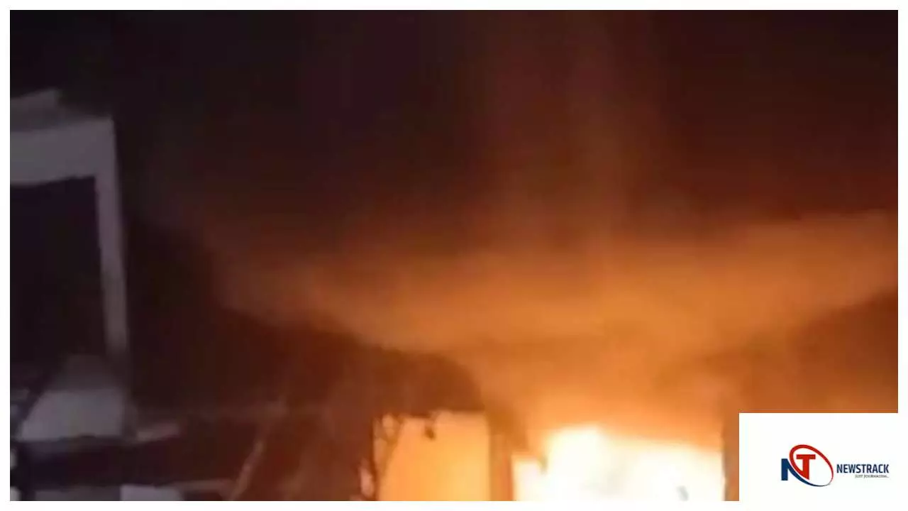 Etah News : एटा में रेडीमेड शोरूम में लगी भीषण आग, लाखों का नुकसान, अफरातफरी मची