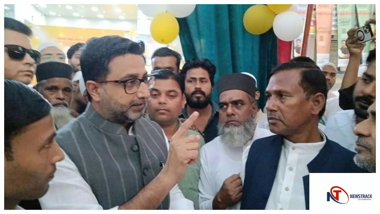 Azamgarh News : बुनकरों ने बिजली दरों को लेकर मंत्री दानिश आज़ाद को सौंपा ज्ञापन, राहत की मांग