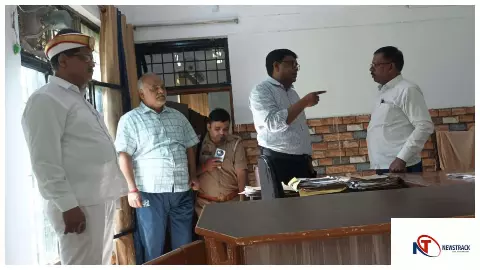 Azamgarh News : एडीएम ने लालगंज तहसील में गंदगी देख कर्मचारियों को लगाई कड़ी फटकार Azamgarh News : एडीएम ने लालगंज तहसील में गंदगी देख कर्मचारियों को लगाई कड़ी फटकार