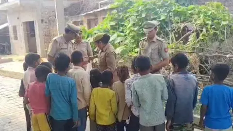 Etawah News: इटावा पुलिस ने जरूरतमंदों संग मनाई खुशियों वाली दीपावली, मिशन शक्ति के तहत सराहनीय पहल