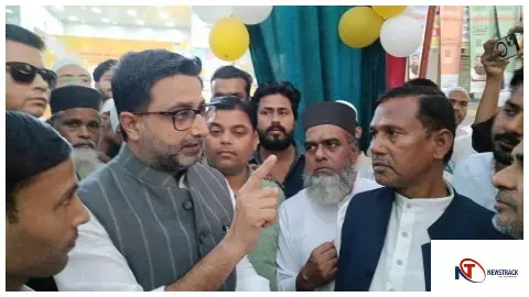 Azamgarh News : बुनकरों ने बिजली दरों को लेकर मंत्री दानिश आज़ाद को सौंपा ज्ञापन, राहत की मांग Azamgarh News : बुनकरों ने बिजली दरों को लेकर मंत्री दानिश आज़ाद को सौंपा ज्ञापन, राहत की मांग