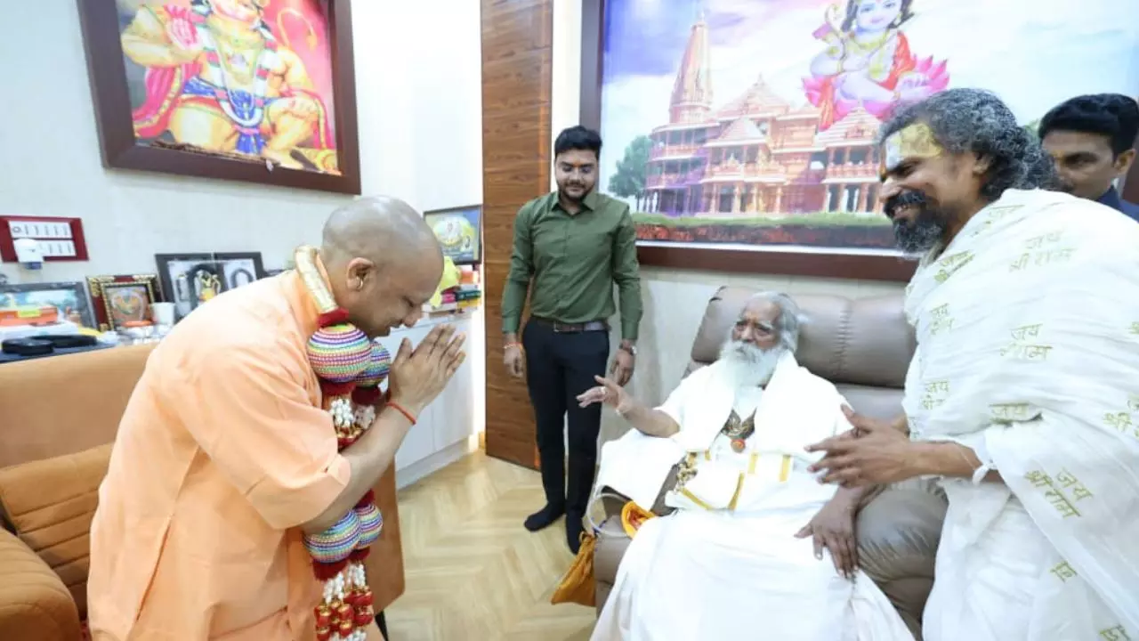 UP News: CM योगी ने दीपावली पर साधु-संतों से की मुलाकात, दिया खास तोहफा