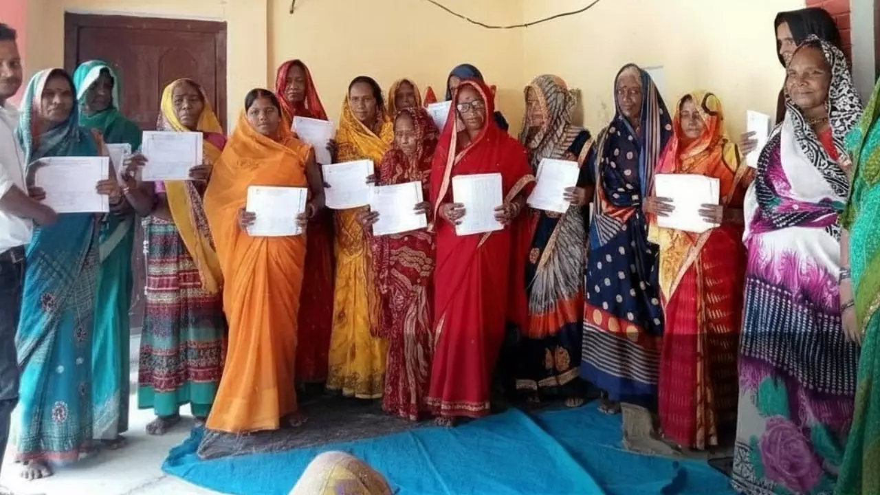 Gorakhpur News: बाबा गोरखनाथ कृपा मिल्क कंपनी ने 31 हजार महिलाओं को दी 53 लाख की दिवाली सौगात