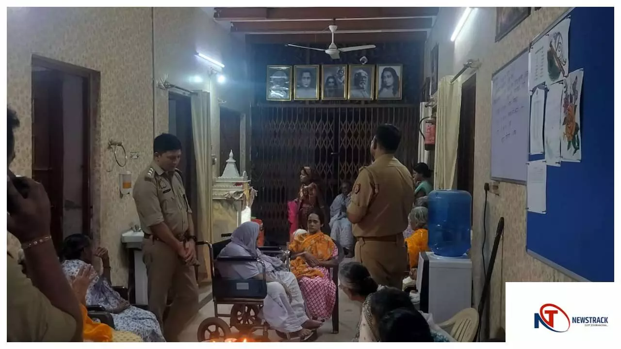 Mathura News : मथुरा पुलिस ने जरूरतमंदों के साथ मनाई दीपावली, बांटी खुशियां और मिठाइयां