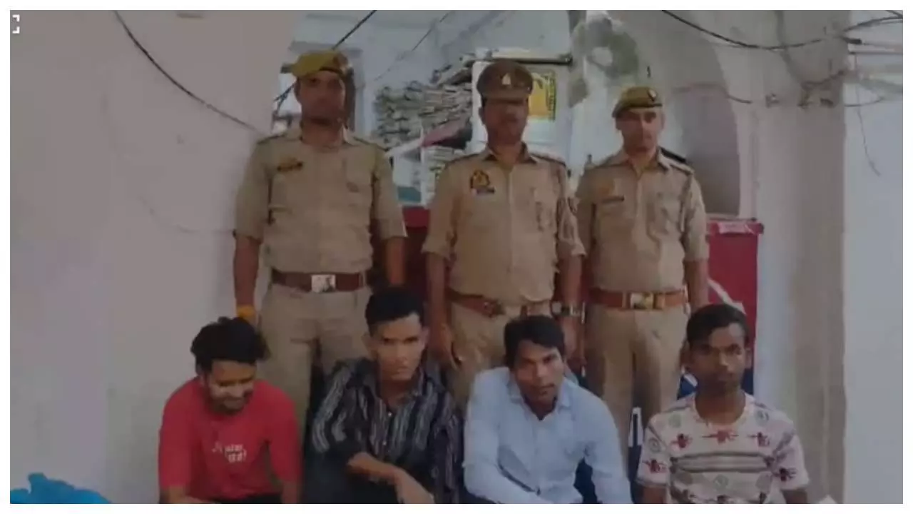 Etawah News : पुलिस ने भारी मात्रा में बरामद की आतिशबाजी, चार लोग गिरफ्तार
