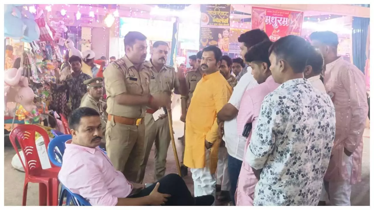 Azamgarh News : आजमगढ़: देवगांव में दीपावली पर मेला, जाम में फंसी CO की गाड़ी, कोतवाल ने दी चेतावनी Azamgarh News : आजमगढ़: देवगांव में दीपावली पर मेला, जाम में फंसी CO की गाड़ी, कोतवाल ने दी चेतावनी