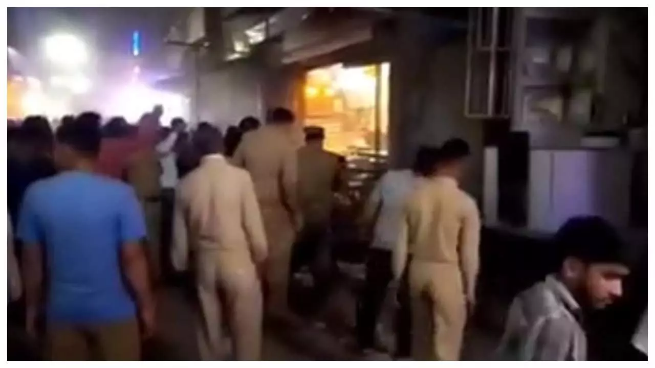 Etah News :  दीपावली की रात इलेक्ट्रॉनिक दुकान में भीषण आग, लाखों का नुकसान