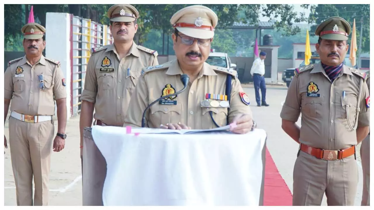Etawah News : इटावा में पुलिस स्मृति दिवस पर शहीद पुलिसकर्मियों को दी गई भावपूर्ण श्रद्धांजलि