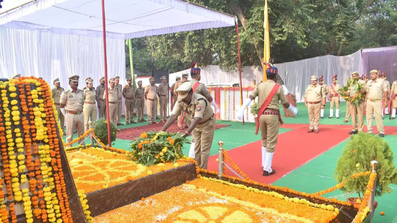 Jhansi News: देश की रक्षा में प्राण न्यौछावर करने वाले शहीद पुलिस जवानों को झांसी में श्रद्धांजलि